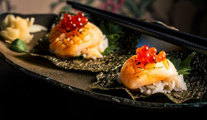 Kaiseki-inspired open style temaki for hand-rolling. Seasoned sushi rice on a nori square with a range of toppings. This one is filled with scallop, ginger, soy & ikura.