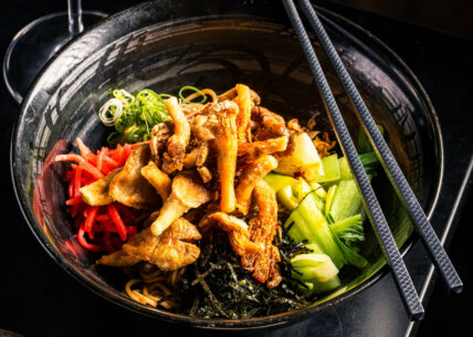 oyster mushroom mazudon (vegan) oyster mushroom mazudon (vegan) with udon noodles, spring onion, nori, crispy onion, benishoga & tossed in a rich soy based sauce